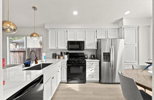 Recently Upgraded House with King Suite, quiet NBHD, Fast Wifi, and Yard - Foto 6