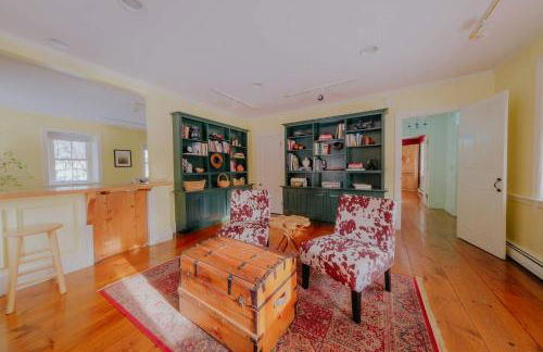 1820 House - VT Charm + Modern Comforts + Hot Tub - Foto 19