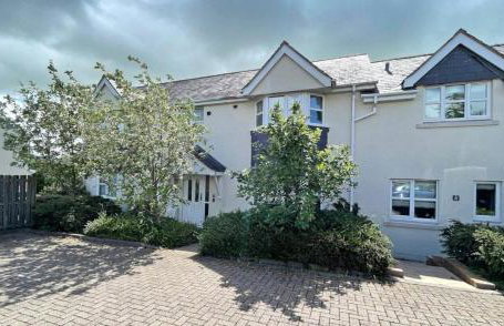 Compact Modern Apartment Single Person or Couple Only - Photo 9