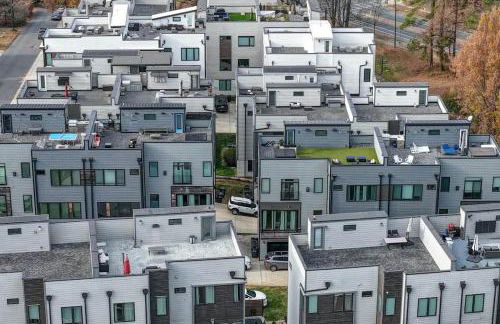 Luxe Townhome Rooftop Hot Tub Parking - Photo 23