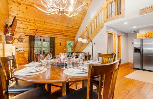 Amazing Creek View Cabin w/ Hot Tub, Firepit & Pool Table - Foto 55