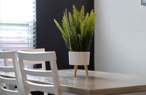 The Aubrey Escape with Fenced Backyard - Foto 11