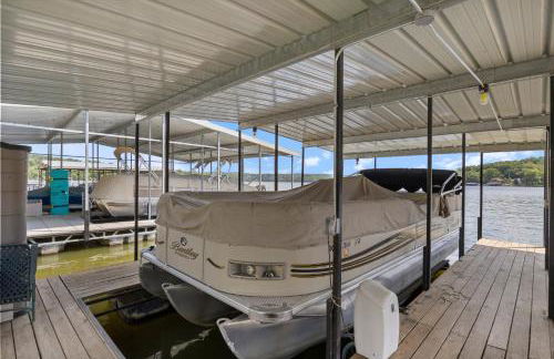 Pet-Friendly Lakefront Home in a Quiet Cove w/ Netflix, Outdoor Seating, Boat Slip - Foto 37