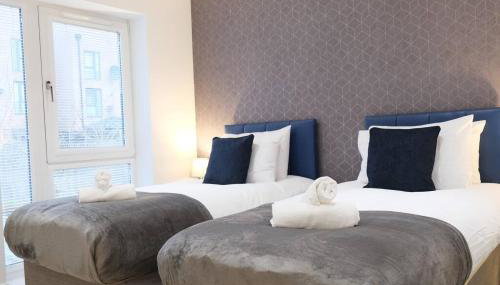 Prime Location - 4 Bedroom 3 Bathroom House - Sleeps up to 8 - Free Parking, Fast Wifi, Balcony, Smart TV and Private Garden by Yoko Property - Foto 5