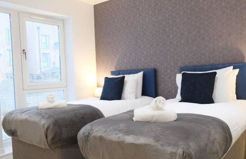 Prime Location - 4 Bedroom 3 Bathroom House - Sleeps up to 8 - Free Parking, Fast Wifi, Balcony, Smart TV and Private Garden by Yoko Property - Foto 5