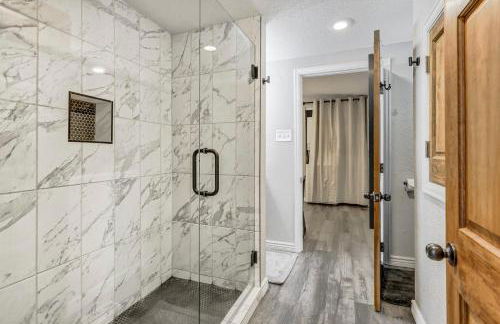 Walkable Downtown Stay with Fire Pit - Foto 8