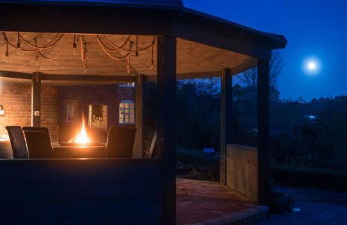 Broad Meadows Farmhouse 12 Guests - Photo 11