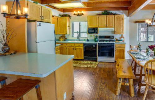 Peaceful Pines Running Springs Home with 3 Decks - Foto 6