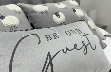 Stylish City Retreat with Views & Court Yard - Foto 15