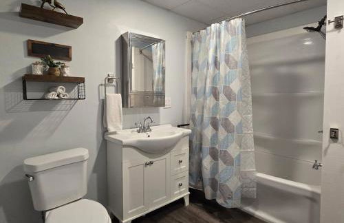 Luxury Downtown Cedar Falls Retreat - Pool Table - Outdoor Dining - Sleeps 12 - Foto 13