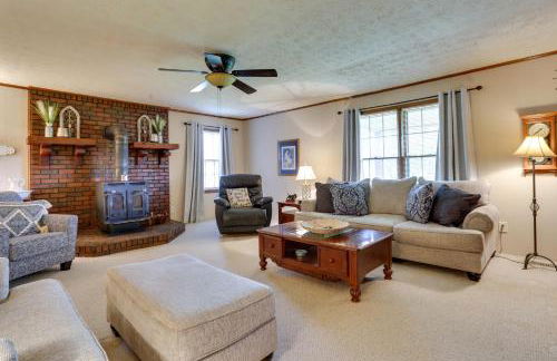 Cozy Georgia Getaway with Deck, Grill and Fire Pit! - Foto 5