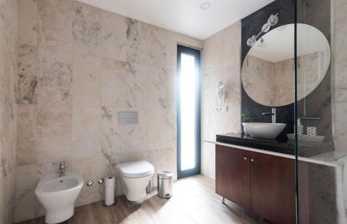 Vila Vicente Jacuzzi, Sauna and Parking - Photo 14