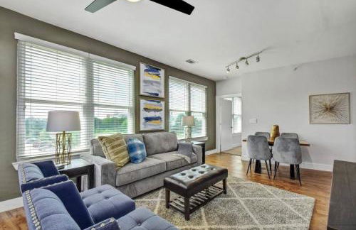 2BR Airy Getaway Near Downtown Pool Gym - Foto 1