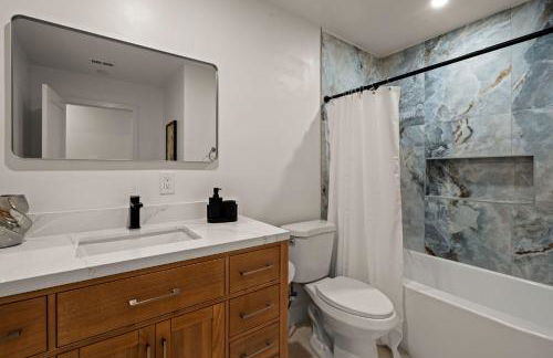 Spacious Modern Home with Rooftop & Private Backyard - Foto 42