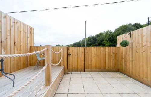 Sleeps 6. Free Wifi. Free Parking central location. - Photo 56