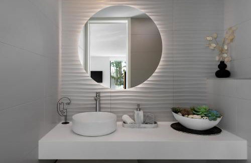 4-Bedroom Modern Villa with Sea View - Photo 45