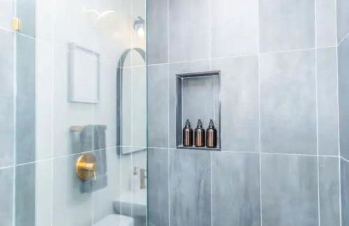 Cheerful 4BD Home in the Heart - Foto 22