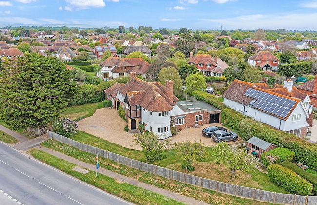 Charming Beach Getaway - Spacious 4BR Sunny Garden - Foto 5