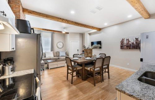 Stockyards- 4min Pet Friendly 3BR Luxe Gem - Foto 34