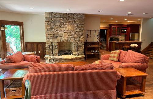 Luxury Mountain Retreat with views, fire pit, and creek - Foto 54