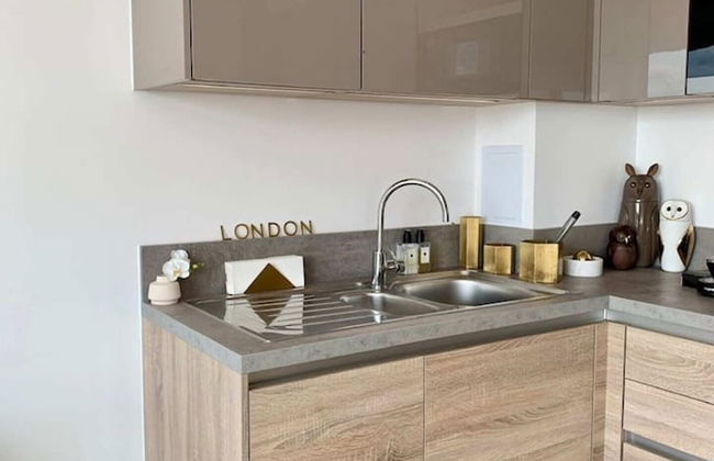 Stylish and Chic 1 Bedroom Apartment in Canning Town - Photo 5