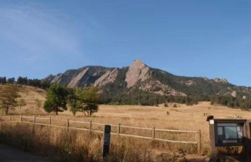 New cozy Fall foothill retreat in Boulder - Photo 24