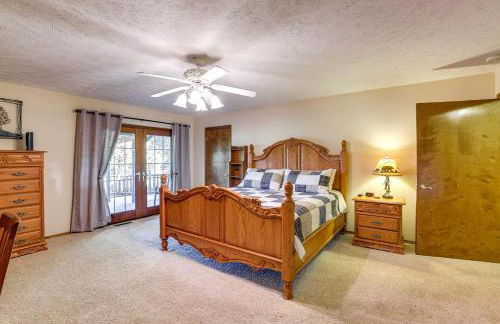 Just a Cast Away Cassville Cabin with Covered Deck - Foto 10