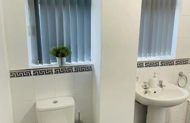 Wolverhampton 3-Bed Home Garden 4 Beds Parking for 2 Vans Ideal for Contractors, NHS & Long Stays Near M6, Walsall & City Centre - Foto 15