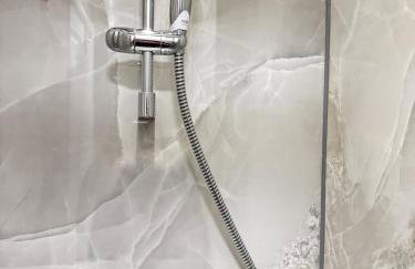 4BR Heathrow Base Free Parking Fast Wi-Fi - Foto 11