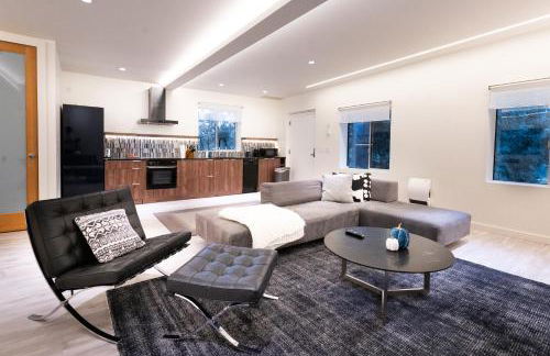 Modern Loft with Park Like Setting View - Foto 21