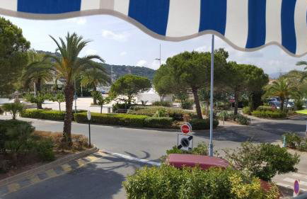 50 M2 -T3- 4 personnes - Moderne-Climatisé-2 chambres-Wifi -Très grande terrasse de 35 M2 avec BBQ-1er étage dans petit immeuble - Vue magnifique et dégagée - Foto 3