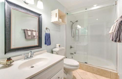 Walk to Beach Resort Retreat with Balcony in Destin - Foto 14