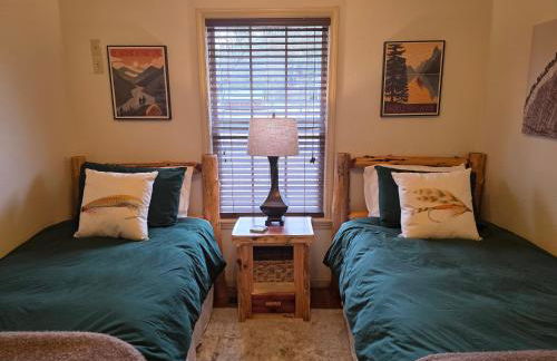 Riverfront Little Red Cabin, World-class Trout Fishing, Views & Boat Access - Foto 13