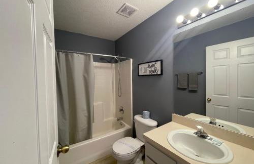 3 Bedroom Villa with Poolside Cinema and Games Room Close to theme Parks sleeps 6 - Photo 49