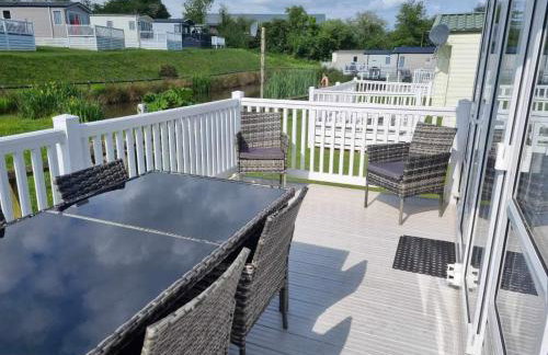 Modern two bedroom caravan with sofabed Sleeps 6 - Foto 26