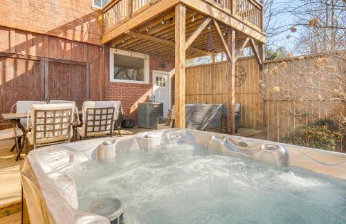 Private Hot Tub, Steps to Main St Saluda Retreat - Foto 3