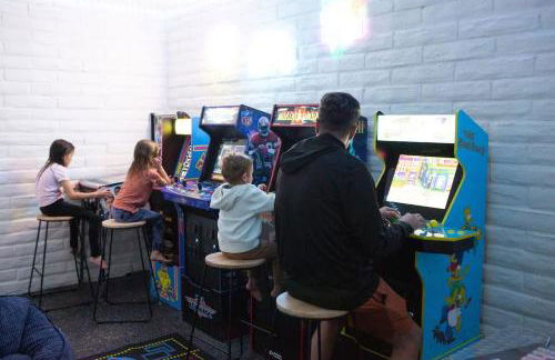 5BR Oasis with Pool, Arcade, Sauna - Photo 9