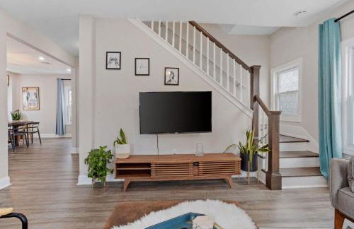 Beautifully Renovated 6BR 2BA 2 Blocks to Beach - Foto 18