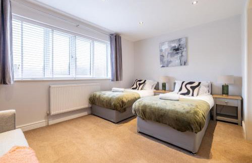 Shenley House- Premium Stay, Private Parking for multiple cars, Sleeps 6, 2 Bedroom, 2 Ensuites, Central MK - Foto 9
