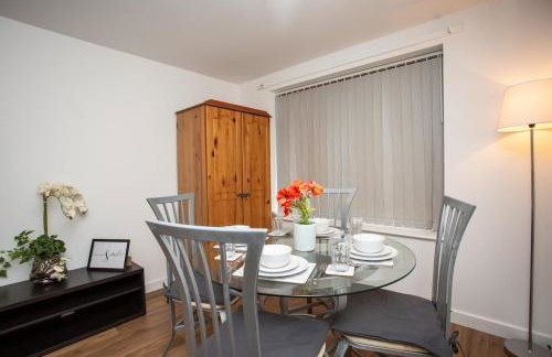 Modern 2BR Pad - 4 Min to Station, Fast WiFi and Smart TVs! - Foto 13