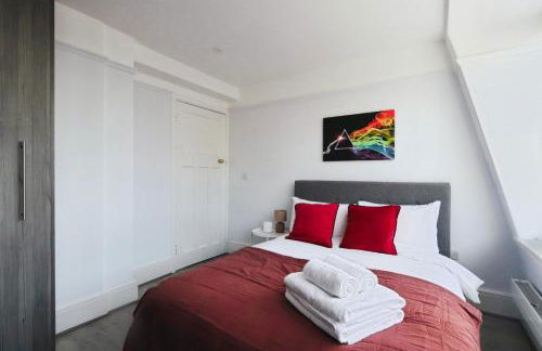 Large 3 bedrm apartment in heart of Theatre Land - Photo 5