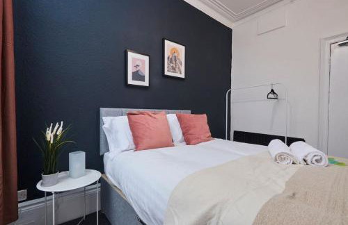Large 4 bedroom flat close to city, street parking - Foto 26
