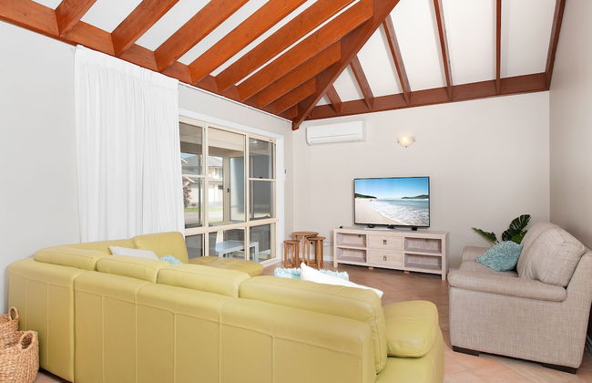 Occy's at Fingal Bay - Photo 8