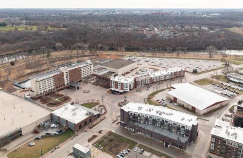 Iowa River Landing steps to Xtream Arena & Coralville Convention Center - Foto 40