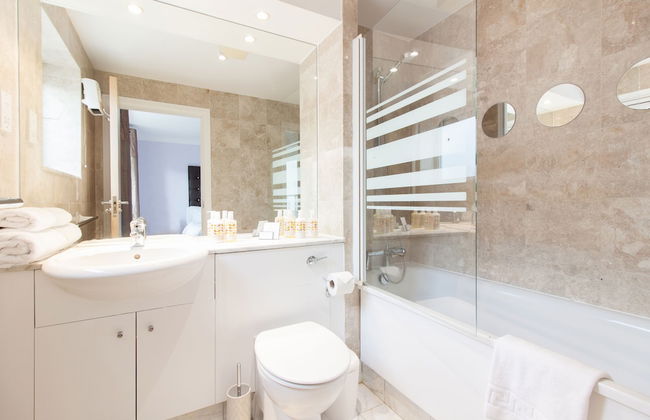 Canary Wharf Luxury River view apartment - Photo 20