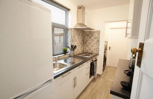 Doctors lane Stylish 3 Bedroom contractor Family House with Parking - Photo 25