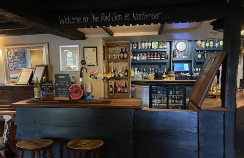 The Red Lion - Shepherd Huts - Photo 11