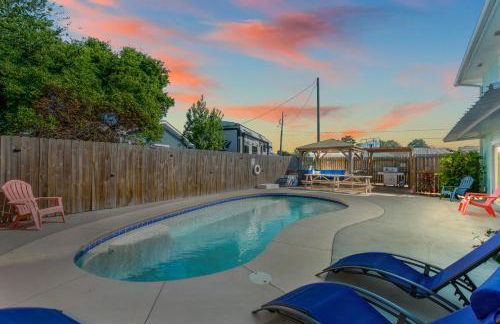 Anchors Away - Private Pool, Seasonal Hot Tub, Game Room, Walk to Beach, Pets OK - Photo 1