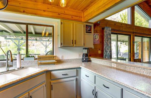 Scenic Riverfront Escape with Sauna in Junction City - Foto 8