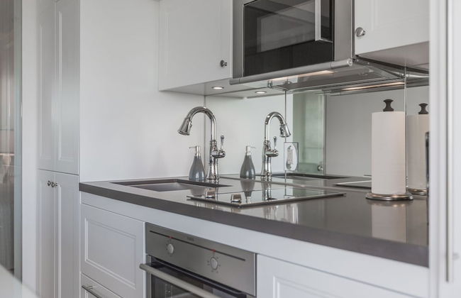 QuickStay - Chic in Yorkville (Yonge & Bloor) - Photo 7